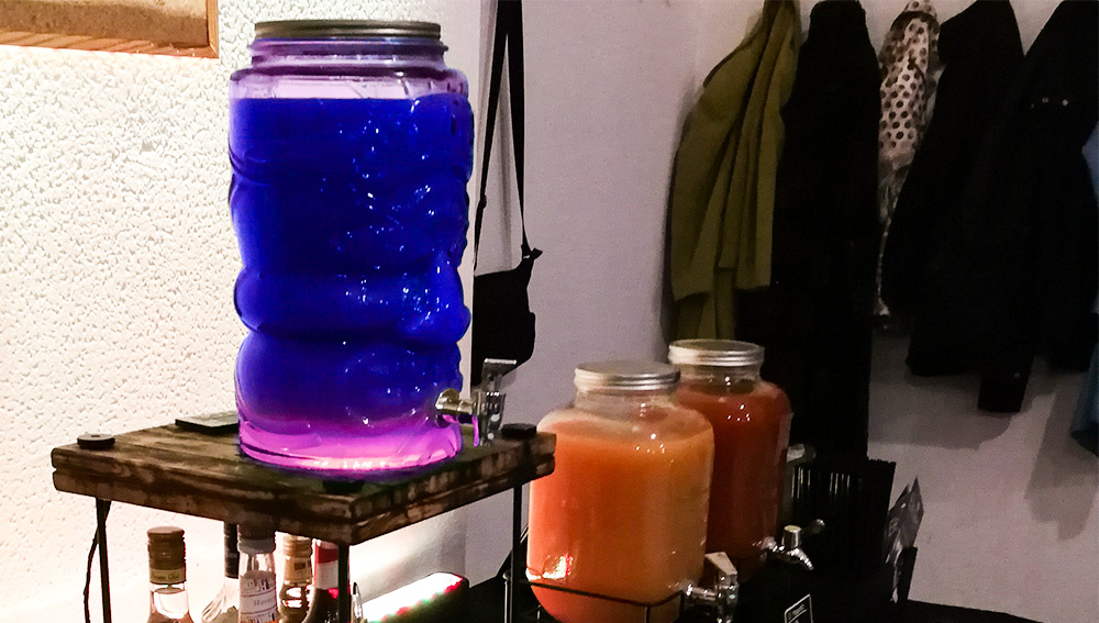 Selbstzapfbar mit Cocktail gefüllt