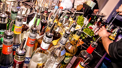 Coctktailbar in Detailaufnahme auf Hochzeit